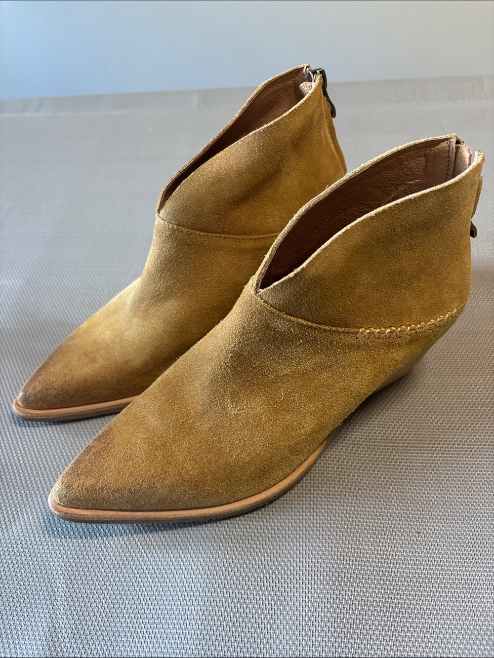 Antelope Suede Pointed Ankle Booties in Olive Suede sz 7 NWOT